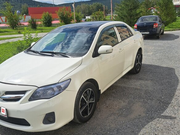 2013 Toyota Corolla X (E140, E150) Рестайлинг, белый, 760000 рублей
