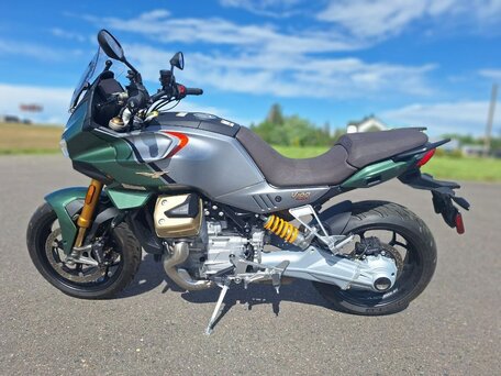 2024 Moto Guzzi V100 Mandello S, зелёный, 1654795 рублей, вид 3