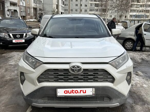 2021 Toyota RAV4 V (XA50), белый, 3350000 рублей