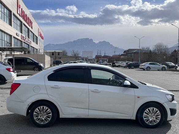 2013 Chevrolet Aveo II, белый, 730000 рублей - вид 1