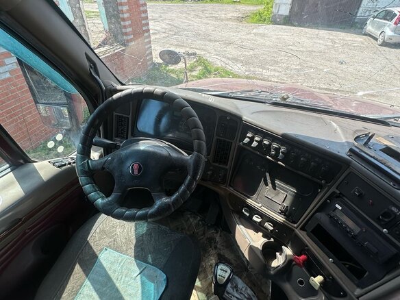 2004 Kenworth T2000, красный, 1500000 рублей - вид 4