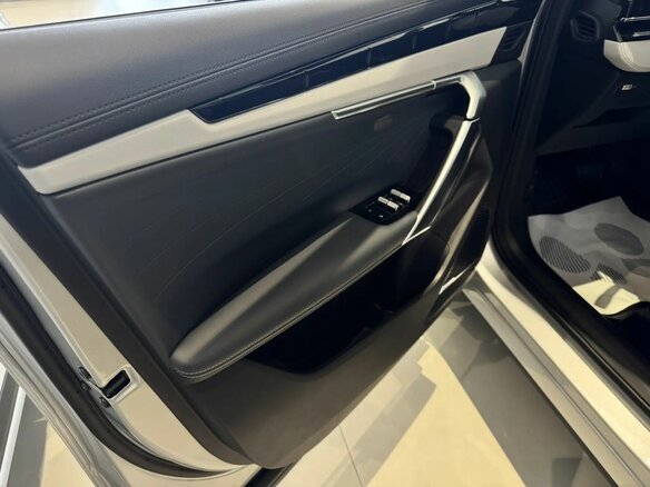 2026 Geely Atlas II, серебристый, 3449990 рублей - вид 5