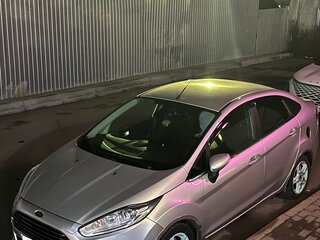 2015 Ford Fiesta Mk6 Рестайлинг, серебристый, 680000 рублей, вид 1