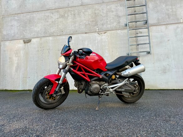 2008 Ducati Monster 696, красный, 350000 рублей