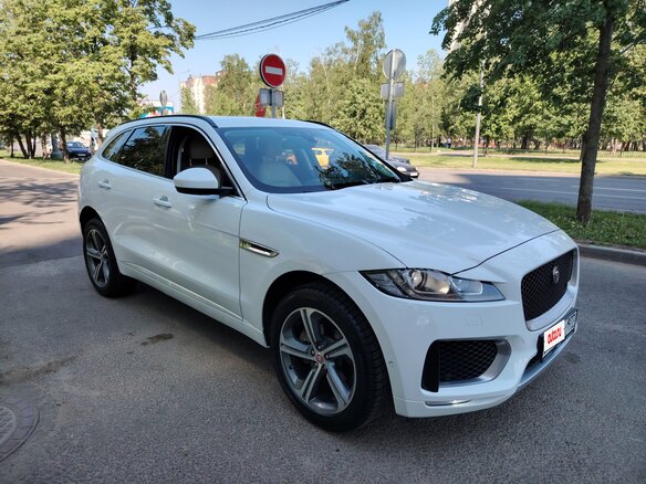 2016 Jaguar F-Pace I, белый - вид 2