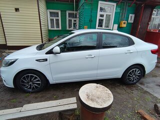 2017 Kia Rio III Рестайлинг, белый, 900000 рублей, вид 4