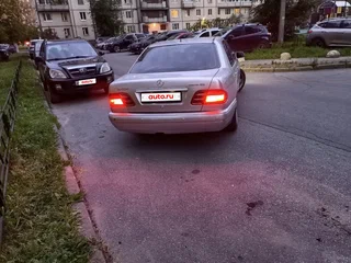 2001 Mercedes-Benz E-Класс 220 II (W210, S210) Рестайлинг, серебристый, 240000 рублей, вид 4