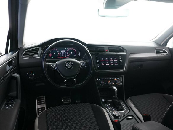 2019 Volkswagen Tiguan II, серебристый, 2255444 рублей - вид 5