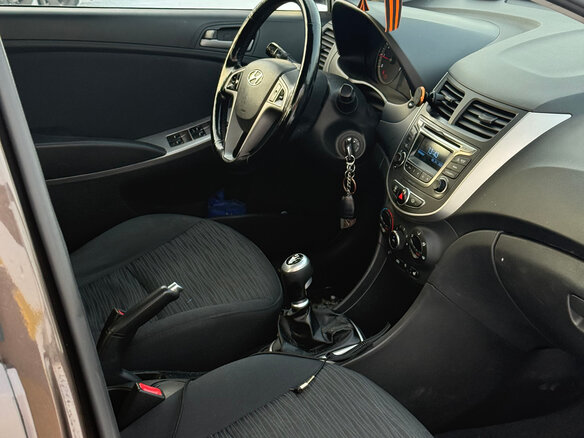 2015 Hyundai Solaris I Рестайлинг, коричневый, 850000 рублей - вид 14
