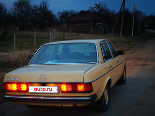 1980 Mercedes-Benz W123 200 4-speed, жёлтый, 550000 рублей, вид 5