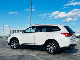 2015 Mitsubishi Outlander III Рестайлинг, белый, 1500000 рублей, вид 3
