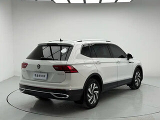 2022 Volkswagen Tiguan II Рестайлинг, серебристый, 2500888 рублей, вид 4