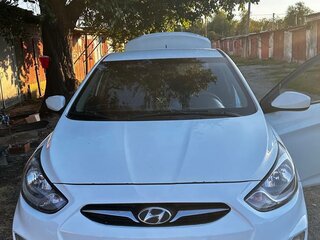 2013 Hyundai Solaris I, белый, 650000 рублей, вид 2