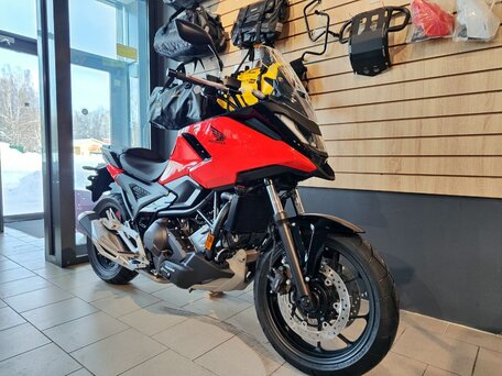 2025 Honda NC 750X, красный, 1499900 рублей, вид 2