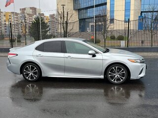 2018 Toyota Camry US Market VIII (XV70), серебристый, 2700000 рублей, вид 2