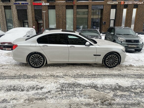 2009 BMW 7 серии 740i V (F01/F02/F04), белый, 1850000 рублей - вид 5