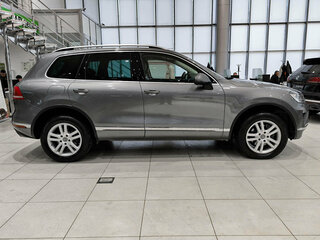 2016 Volkswagen Touareg II Рестайлинг, серый, 2399000 рублей, вид 4