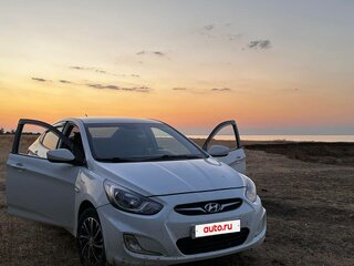 2013 Hyundai Solaris I, белый, 650000 рублей, вид 3