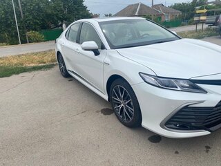 2023 Toyota Camry VIII (XV70) Рестайлинг, белый, 4950000 рублей, вид 4