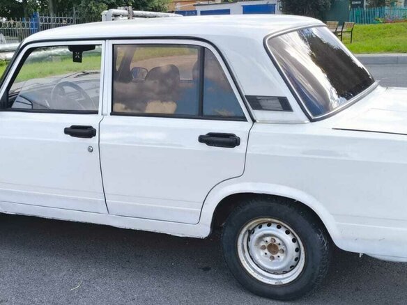 2004 Lada (ВАЗ) 2105, белый, 120000 рублей - вид 2