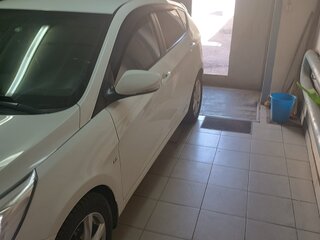 2013 Hyundai Solaris I, белый, 900000 рублей, вид 4