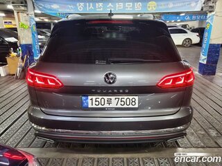 2023 Volkswagen Touareg III, серый, 8915004 рублей, вид 4