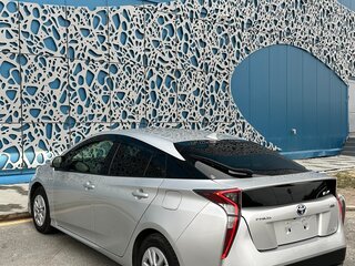 2016 Toyota Prius IV (XW50), серебристый, 2000000 рублей, вид 5