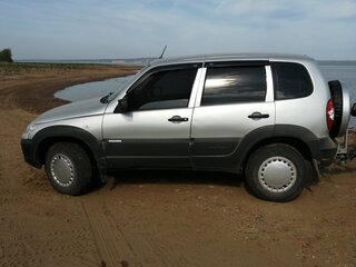 2011 Chevrolet Niva I Рестайлинг, серебристый, 499000 рублей, вид 2