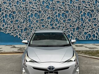 2016 Toyota Prius IV (XW50), серебристый, 2000000 рублей, вид 1