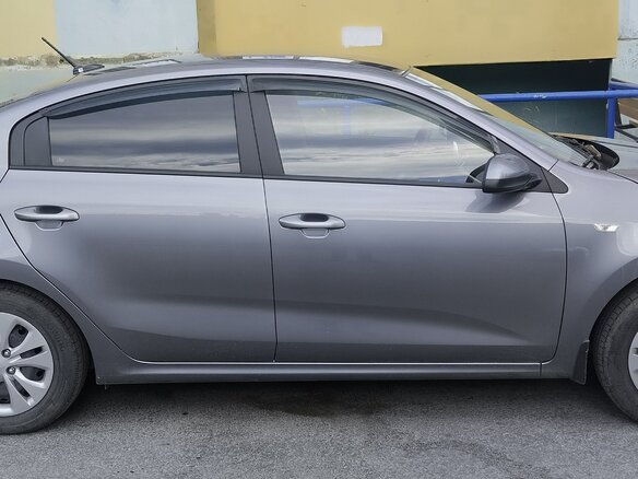 2021 Kia Rio IV Рестайлинг, серый, 1850000 рублей - вид 3