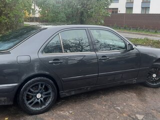 2001 Mercedes-Benz E-Класс 220 II (W210, S210) Рестайлинг, чёрный, 515000 рублей, вид 5