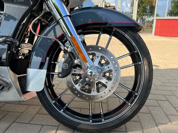 2019 Harley-Davidson CVO Road Glide, серебристый, 2900000 рублей - вид 18