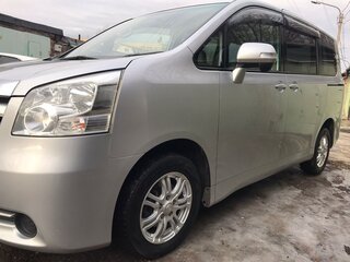 2009 Toyota Noah II (R70), серебристый, 1400000 рублей, вид 5