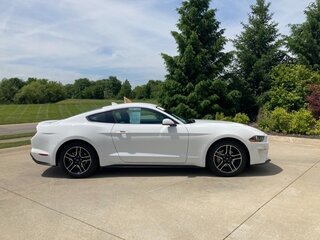 2022 Ford Mustang VI Рестайлинг, белый, 8114644 рублей, вид 3