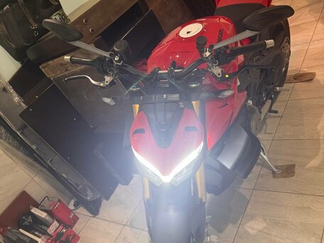 2024 Ducati Streetfighter V4, красный, 3700000 рублей, вид 5