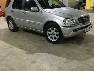 2001 Mercedes-Benz M-Класс 500 I (W163) Рестайлинг, серебристый, 920000 рублей, вид 2