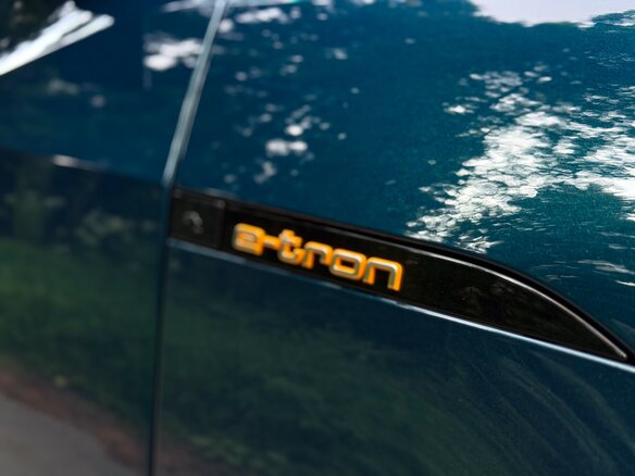 2020 Audi e-tron 55 I, синий, 5800000 рублей - вид 8