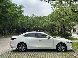 2022 Mazda 3 Axela IV (BP), белый, 1385000 рублей, вид 4