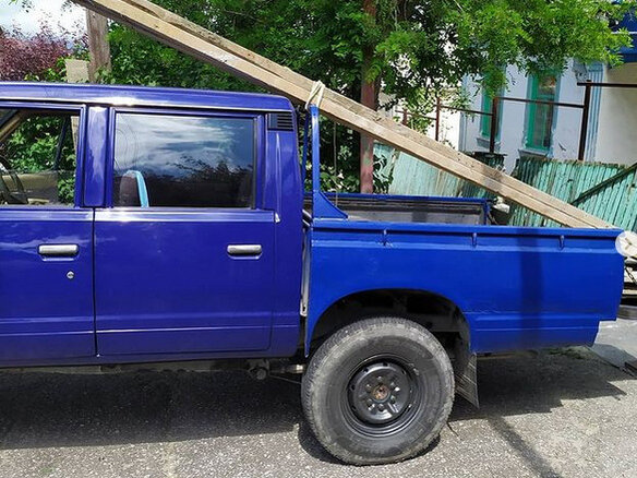 1982 Datsun 720, синий - вид 3