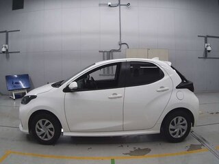2021 Toyota Yaris IV, белый, 1109706 рублей, вид 4