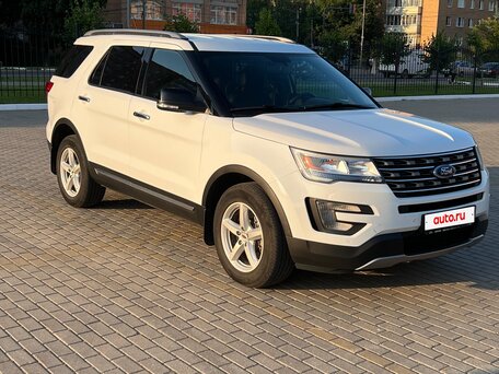 2017 Ford Explorer V Рестайлинг, белый, 3900000 рублей, вид 3