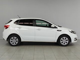 2016 Kia Rio III Рестайлинг, белый, 1035000 рублей, вид 4