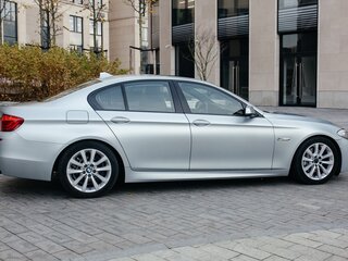 2011 BMW 5 серии 535i xDrive VI (F10/F11/F07), серебристый, 1728000 рублей, вид 4