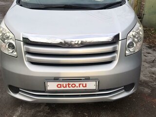 2009 Toyota Noah II (R70), серебристый, 1400000 рублей, вид 1