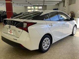 2018 Toyota Prius IV Рестайлинг (XW50), белый, 1600000 рублей, вид 5