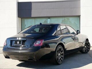 2022 Rolls-Royce Ghost Black Badge II (Series I), чёрный, 37768578 рублей, вид 4