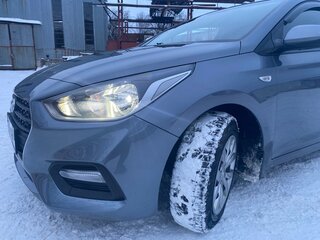 2018 Hyundai Solaris II, серый, 900000 рублей, вид 2