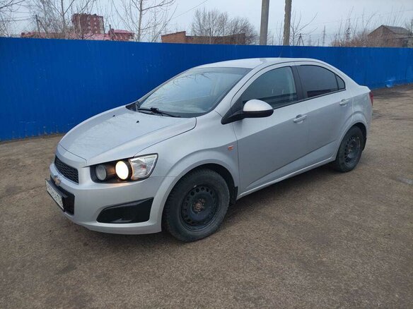 2014 Chevrolet Aveo II, серебристый, 820000 рублей