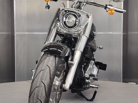 2021 Harley-Davidson Fat Boy, чёрный, 2099000 рублей, вид 3