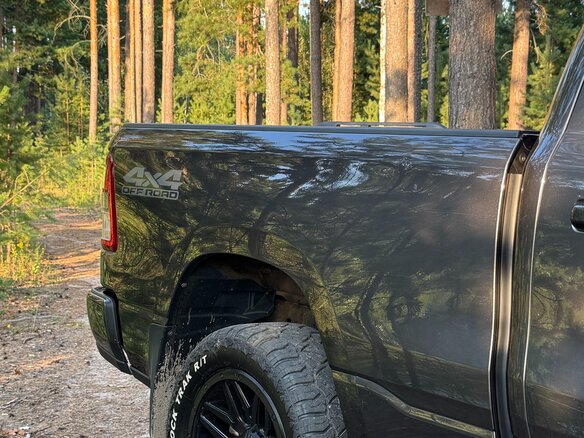 2021 Ram 1500 Quad Cab IV (DS/DJ), серый, 4650000 рублей - вид 3